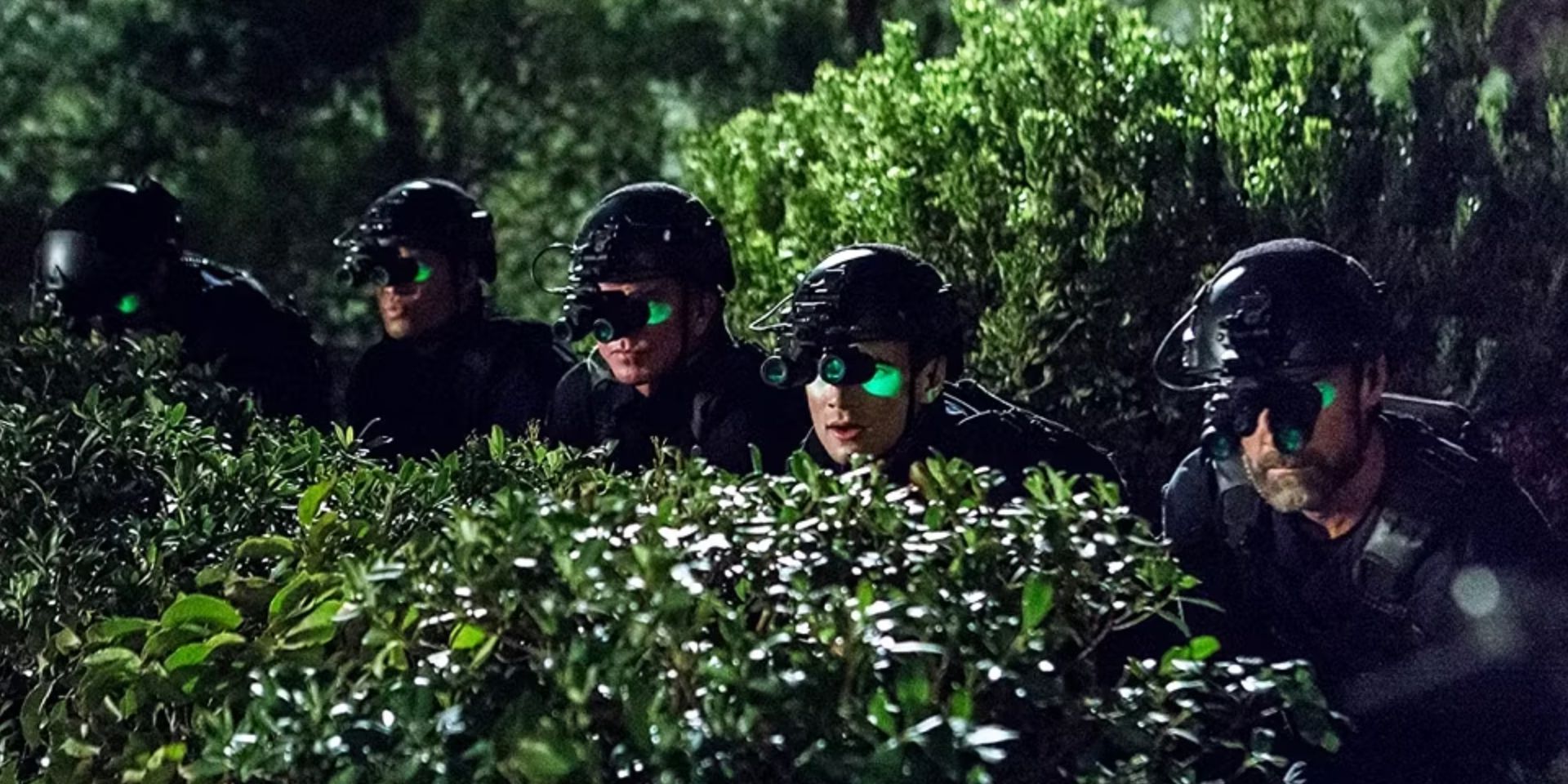 A equipe com equipamento de visão noturna atrás de um arbusto no episódio 1000 Joules da SWAT
