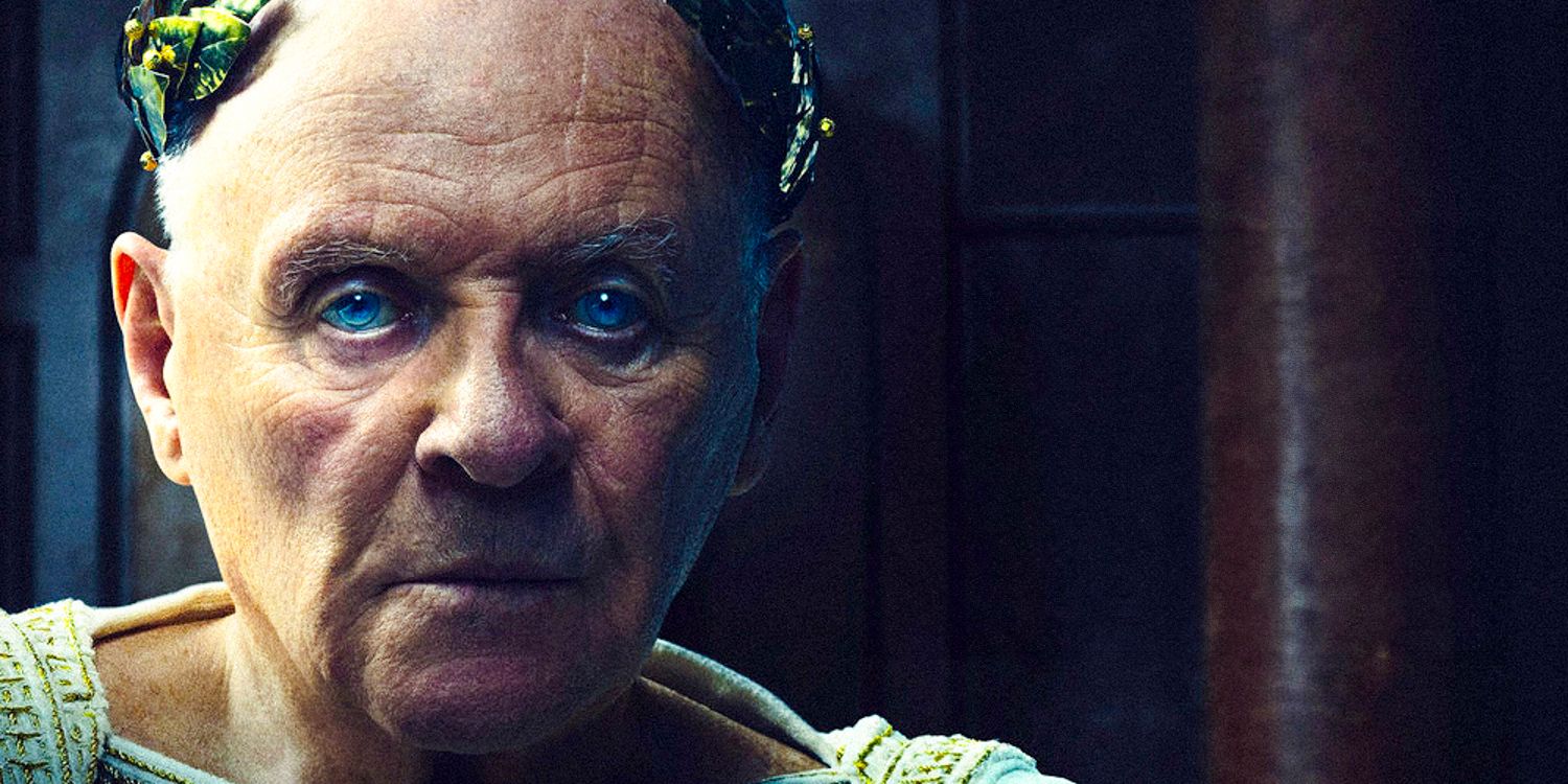 Um close de Anthony Hopkins como o imperador desamparado Vespasiano em Aqueles prestes a morrer