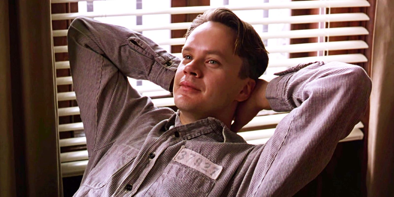 Tim Robbins sorrindo como Andy em The Shawshank Redemption