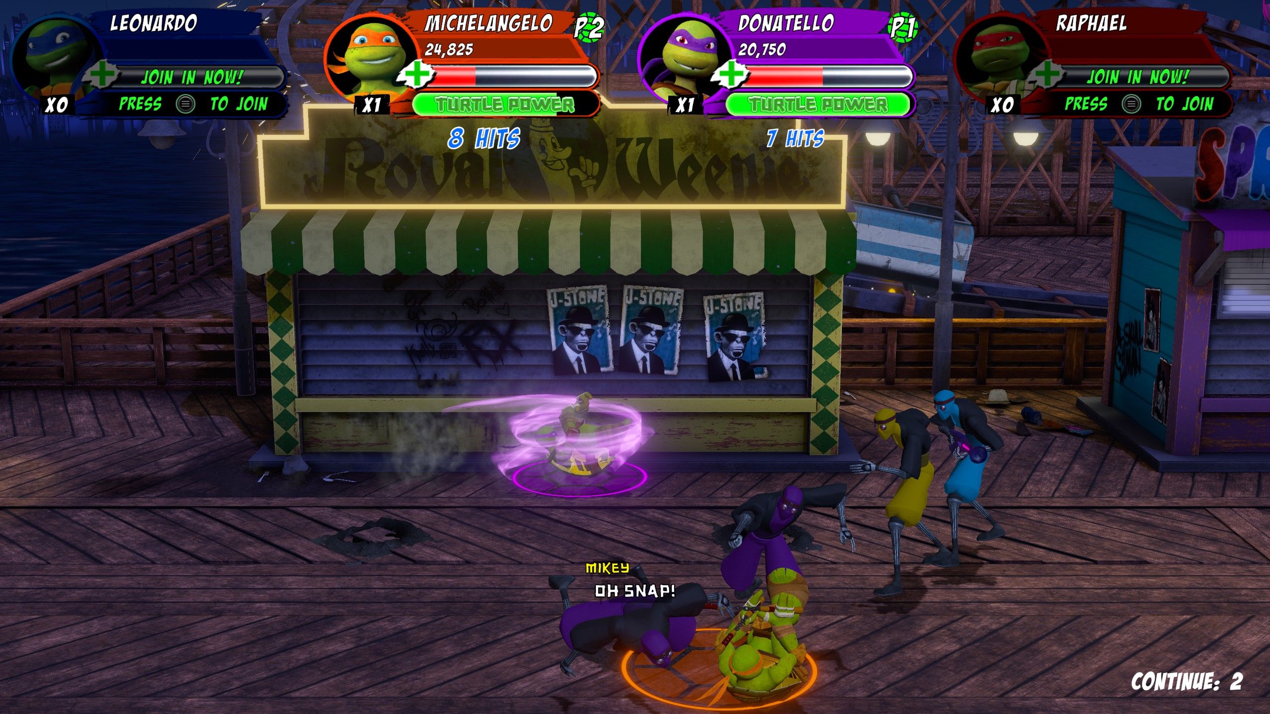 Michelangelo e Donatello lutam contra The Foot no calçadão de TMNT Arcade: Wrath of the Mutants