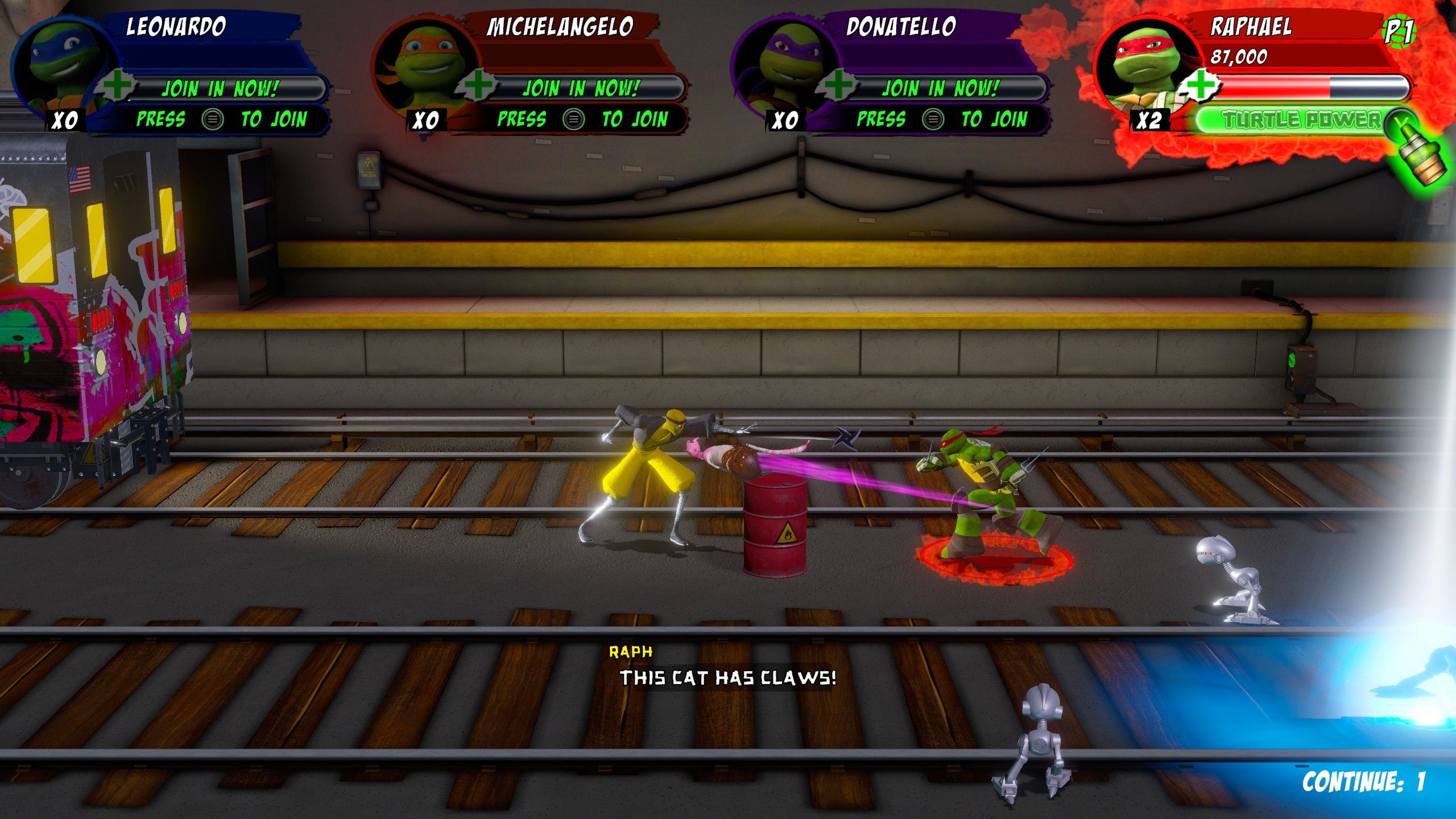 Raphael joga Ice Cream Kitty em um soldado de infantaria em TMNT Arcade: Wrath of the Mutants