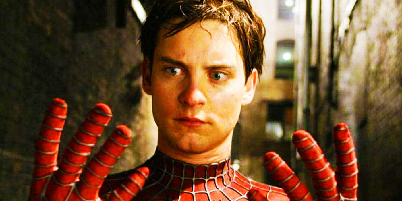 Tobey Maguire como Peter Parker olhando para as mãos no Homem-Aranha