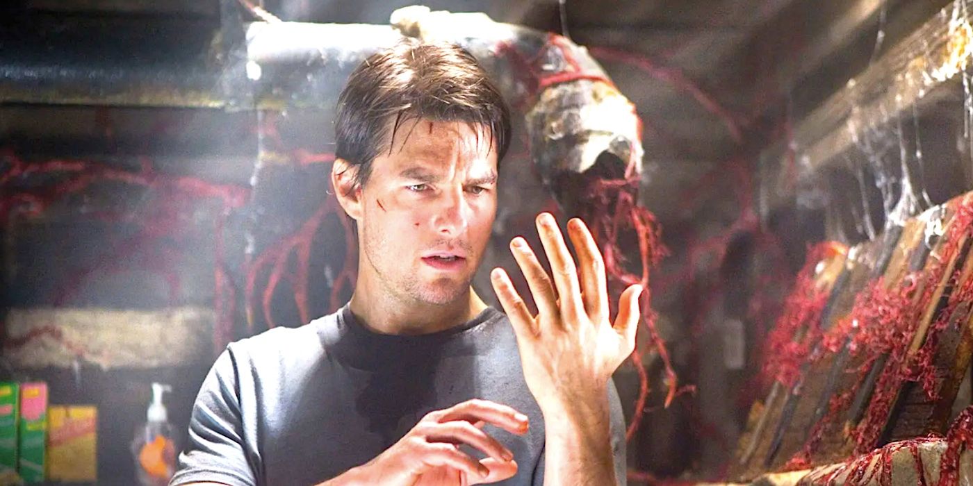 Tom Cruise's Ray stares at his hand in War of the Worlds 2005