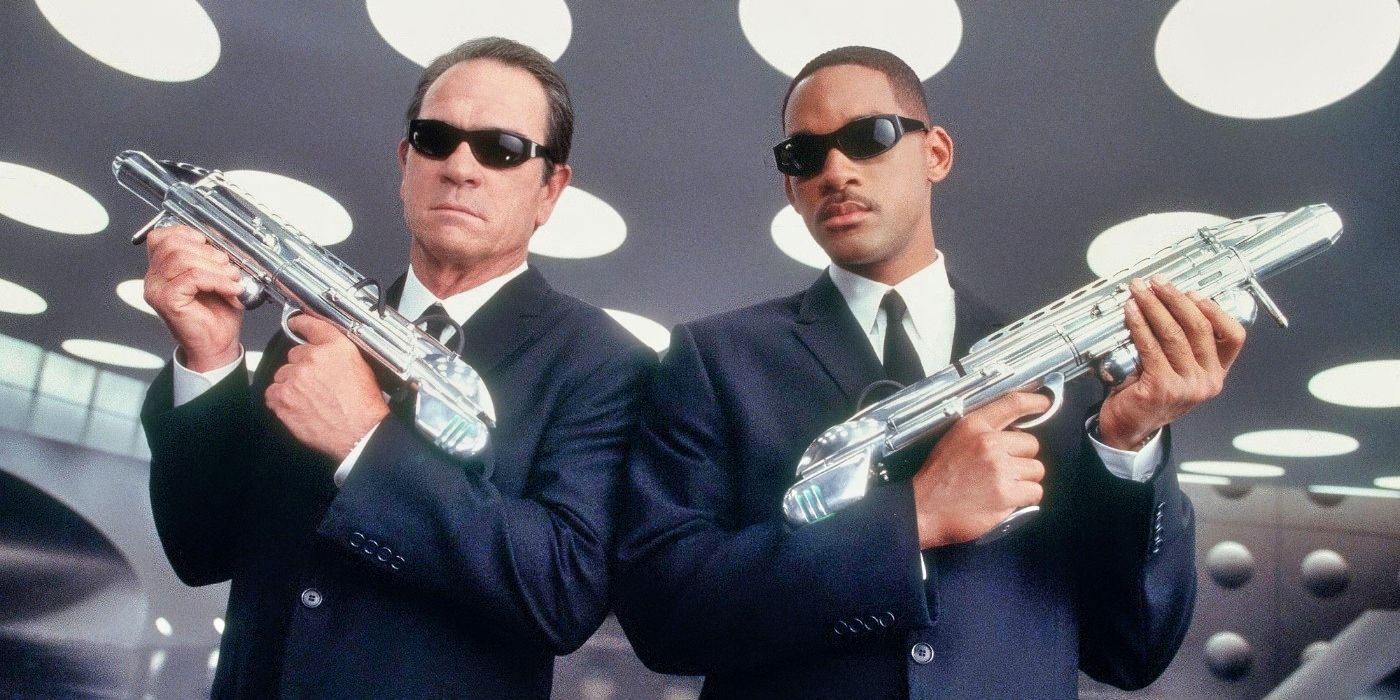 Tommy Lee Jones as Agent K and Will Smith as Agent J holding weapons on Men in Black
