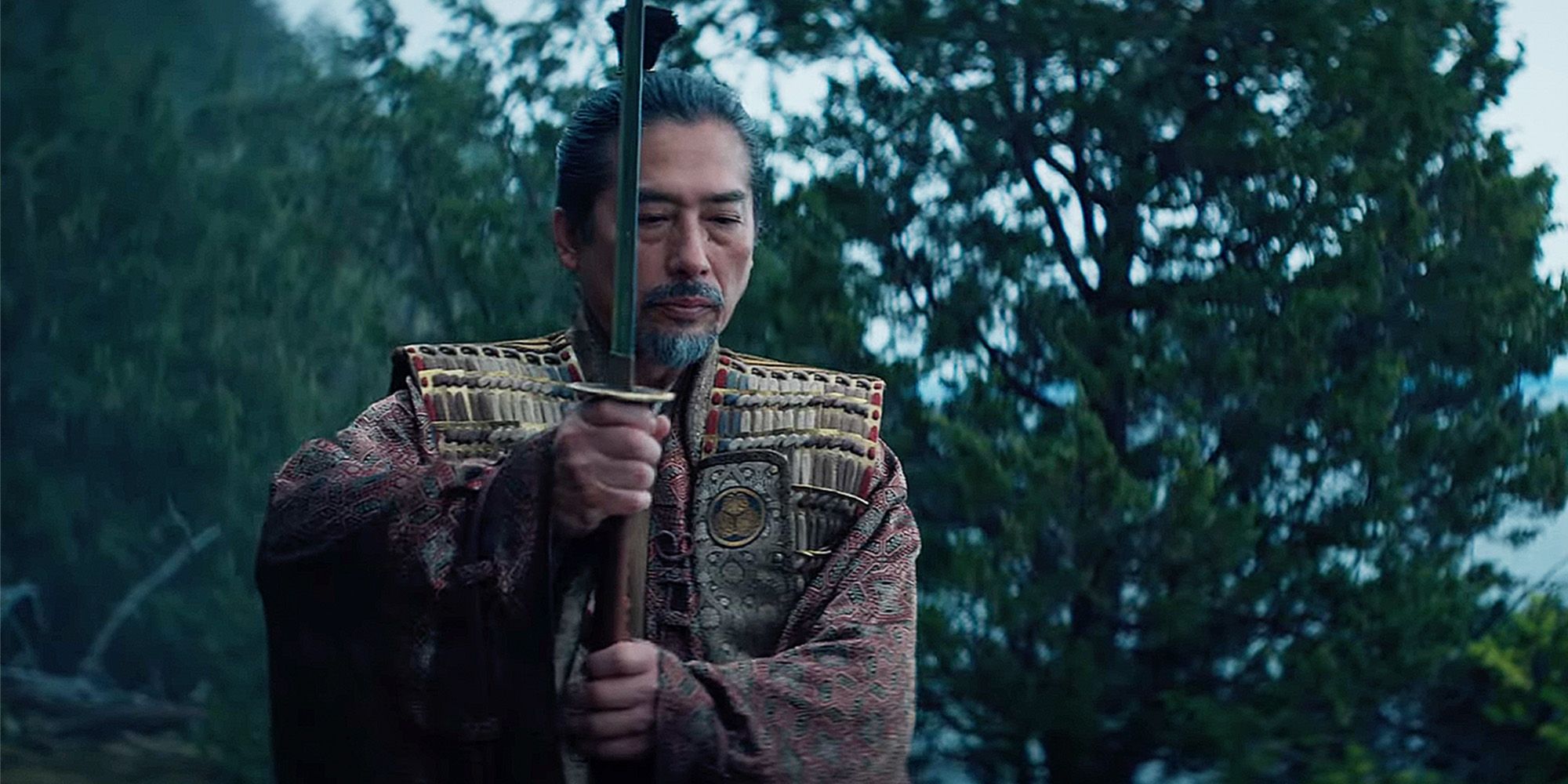 Hiroyuki Sanada empunhando uma espada como Toranaga no episódio 10 do Shogun