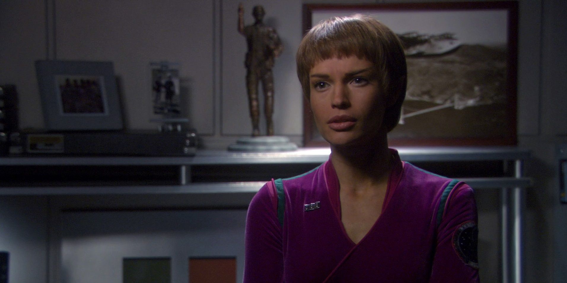 Star Trek Enterprise, Temporada 4, United. Jolene Blalock como T'Pol. Escritório de Archer.
