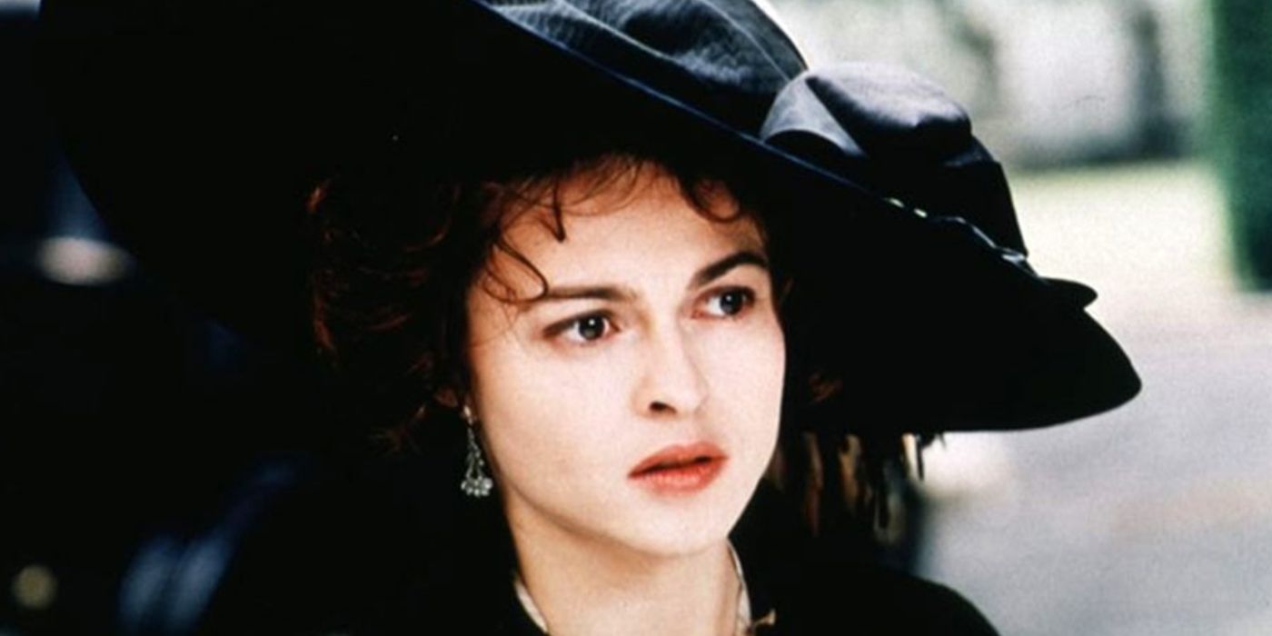 Helena Bonham Carter como Kate usando um chapéu grande em As Asas da Pomba (1997)