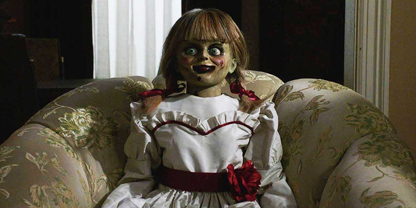 Una emocionada muñeca Annabelle sentada en una silla en El Conjuro