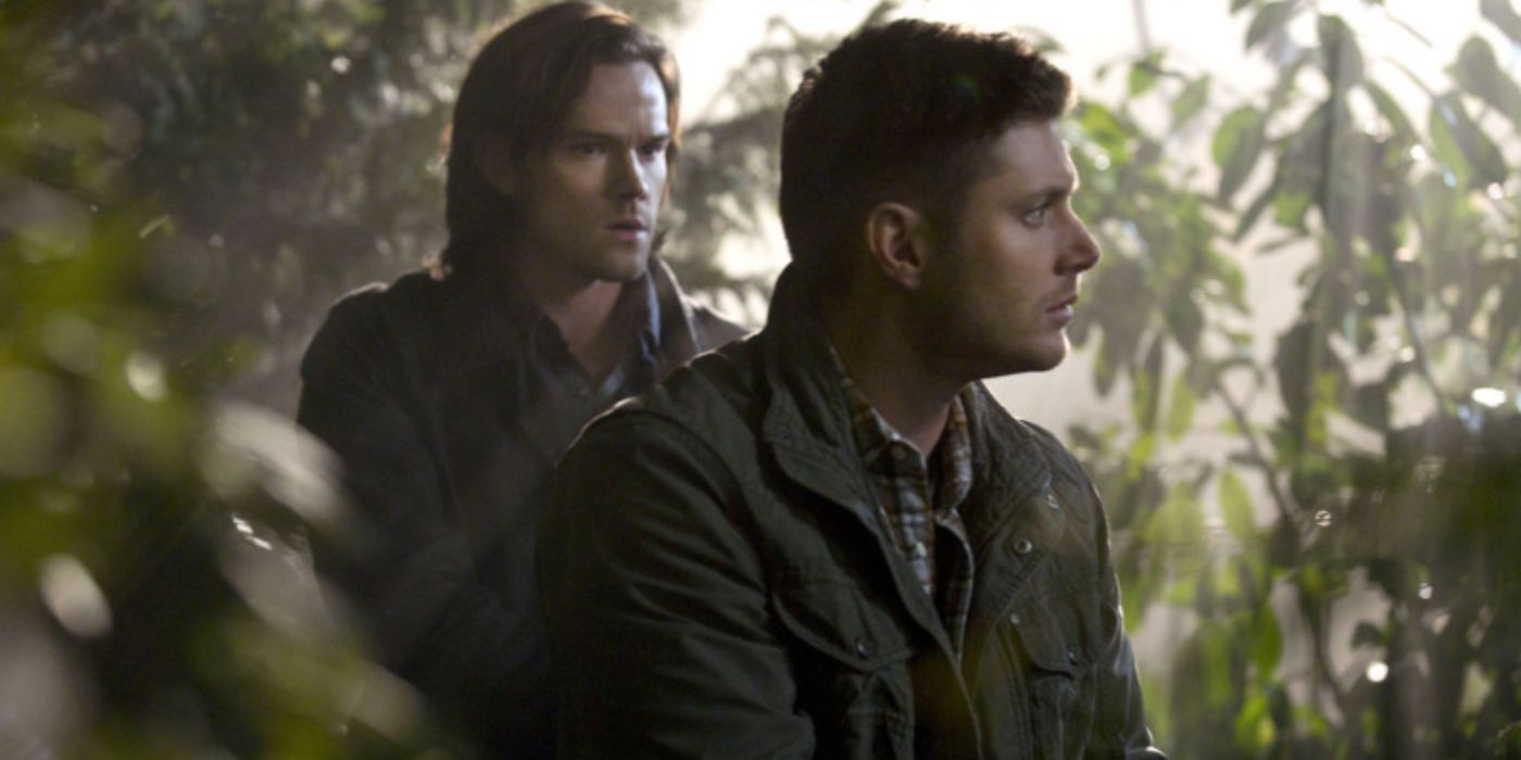 Jensen Ackles as Dean and Jared Padalecki as Sam pointing a gun in the Supernatural episode Bloodlines