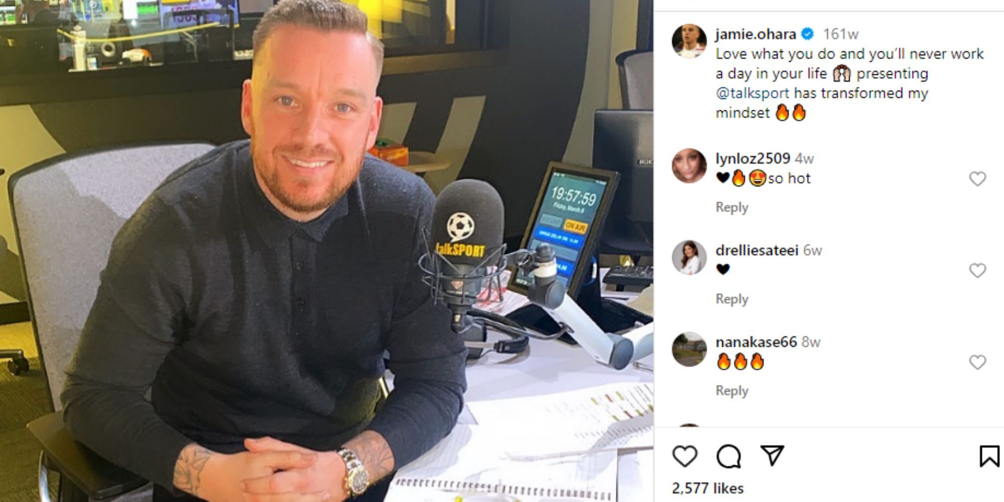 Love Undercover Jamie O'Hara sorrindo em uma mesa com um microfone