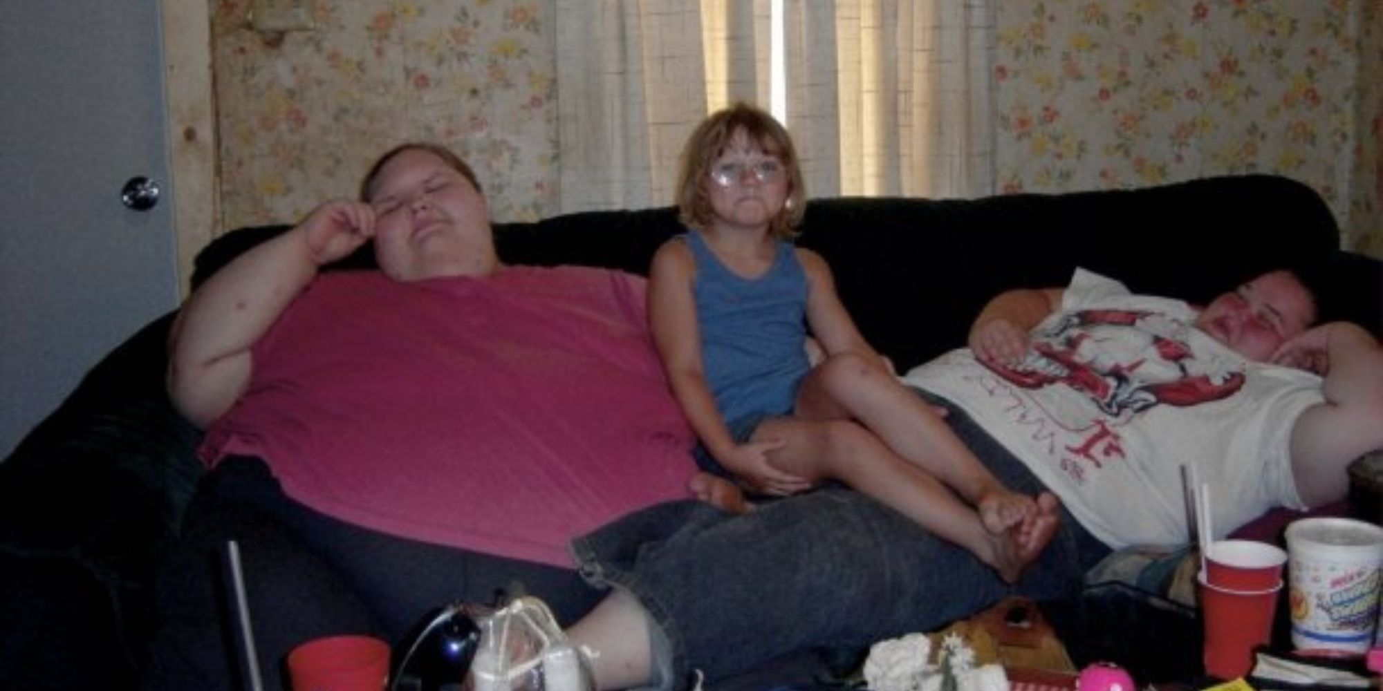 1000-lb Sisters, Tammy Slaton, Amy Slaton & Emily Wentworth sitting on a couch