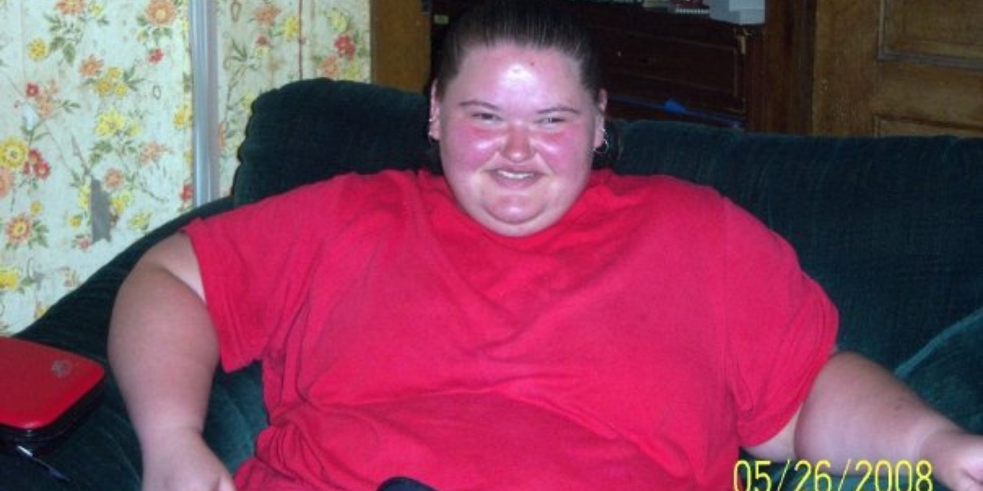 1000-lb Sisters Amy Slaton smiling, wearing red