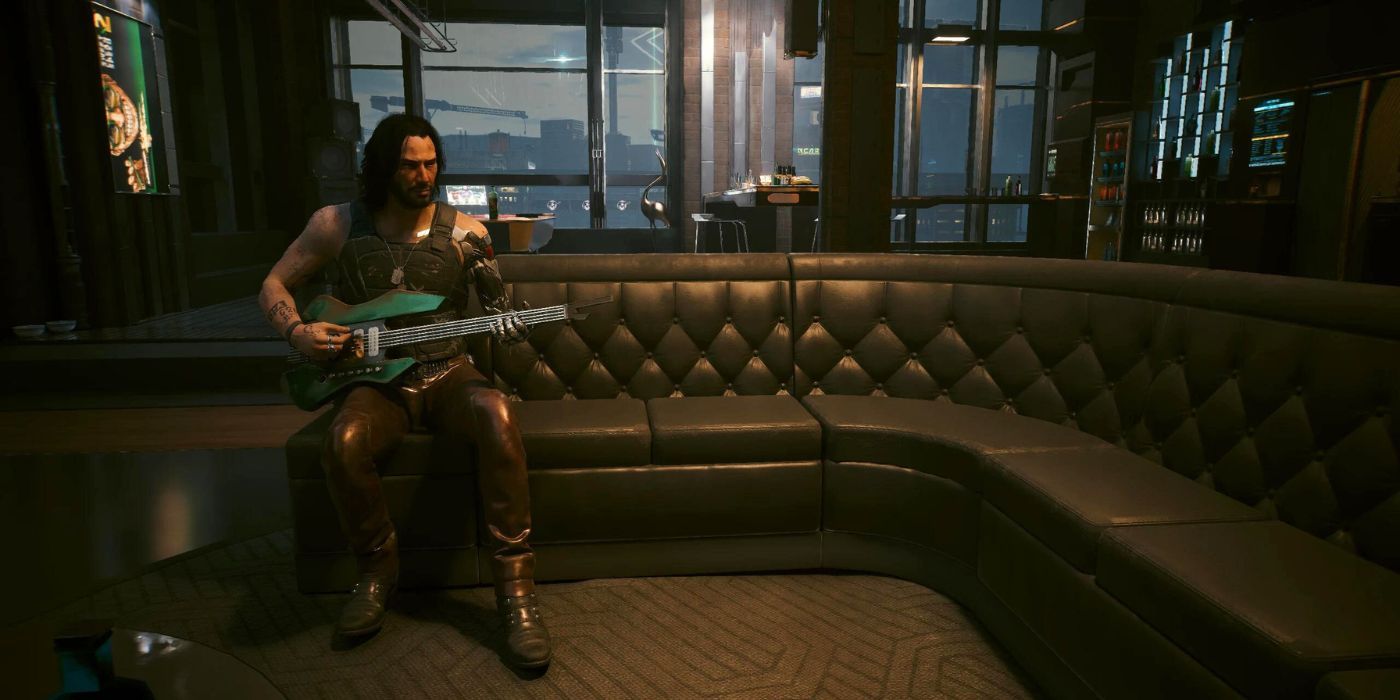 Johnny Silverhand sentado no sofá de um apartamento de luxo enquanto tocava violão