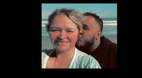 1000-lb Sisters Amanda Halterman at the beach with RJ, he kisses the back of her head, they both look to camera