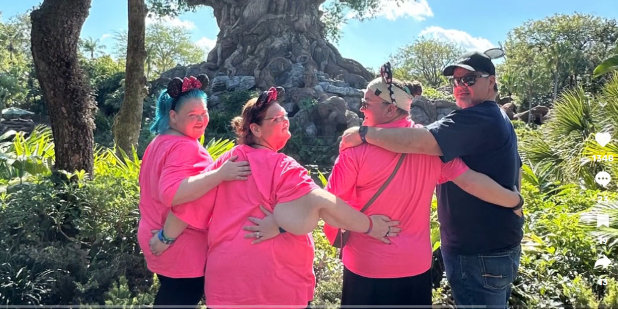 Irmãs de 1.000 libras Amy Slaton, Tammy Slaton, Chris Combs e Brittany Combs no Disney Animal Kingdom Tree Of Life, olhando para a árvore, viradas ligeiramente de volta para a câmera