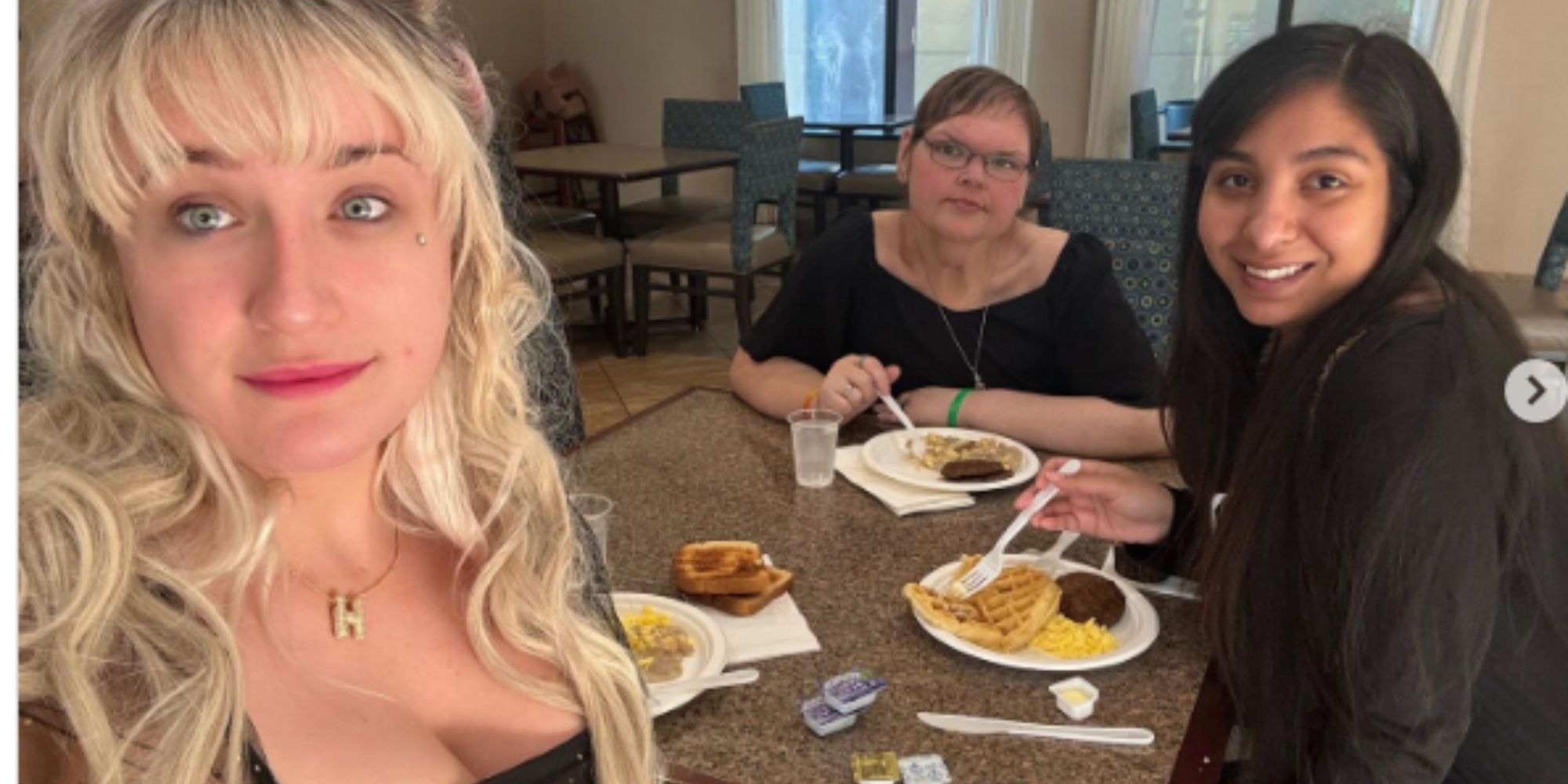 Irmãs de 1.000 libras Tammy Slaton, Haley Michelle e Paola tomando café da manhã na cafeteria de um hotel