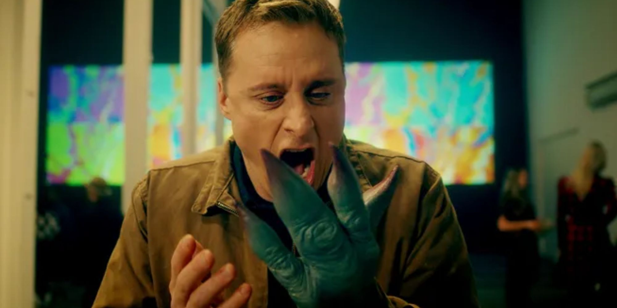 Alan Tudyk como Harry gritándole a su mano alienígena en Resident Alien