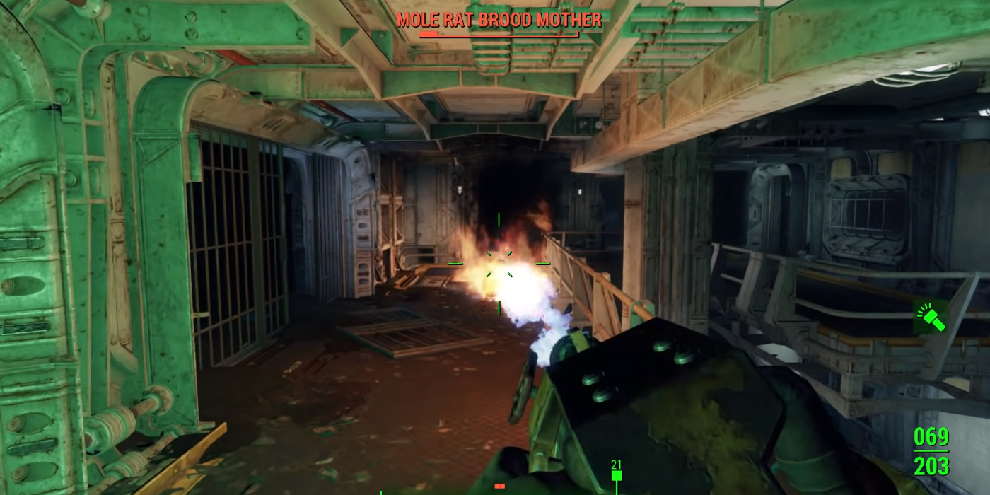 Jogador lutando contra uma Mole Rat Brood Mother no cofre secreto do Vault 81 em Fallout 4.