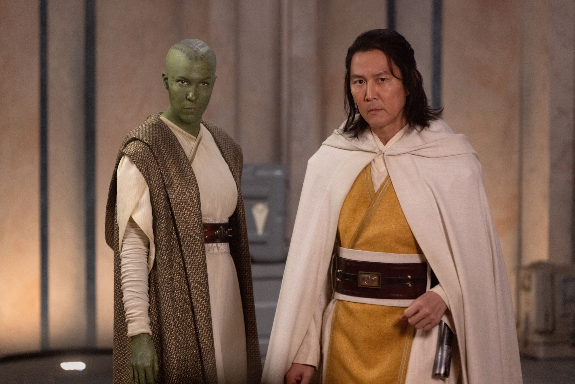 Vernestra Rwoh (Rebecca Henderson) e Mestre Sol (Lee Jung-jae) ficam lado a lado em suas vestes Jedi em Star Wars: The Acolyte
