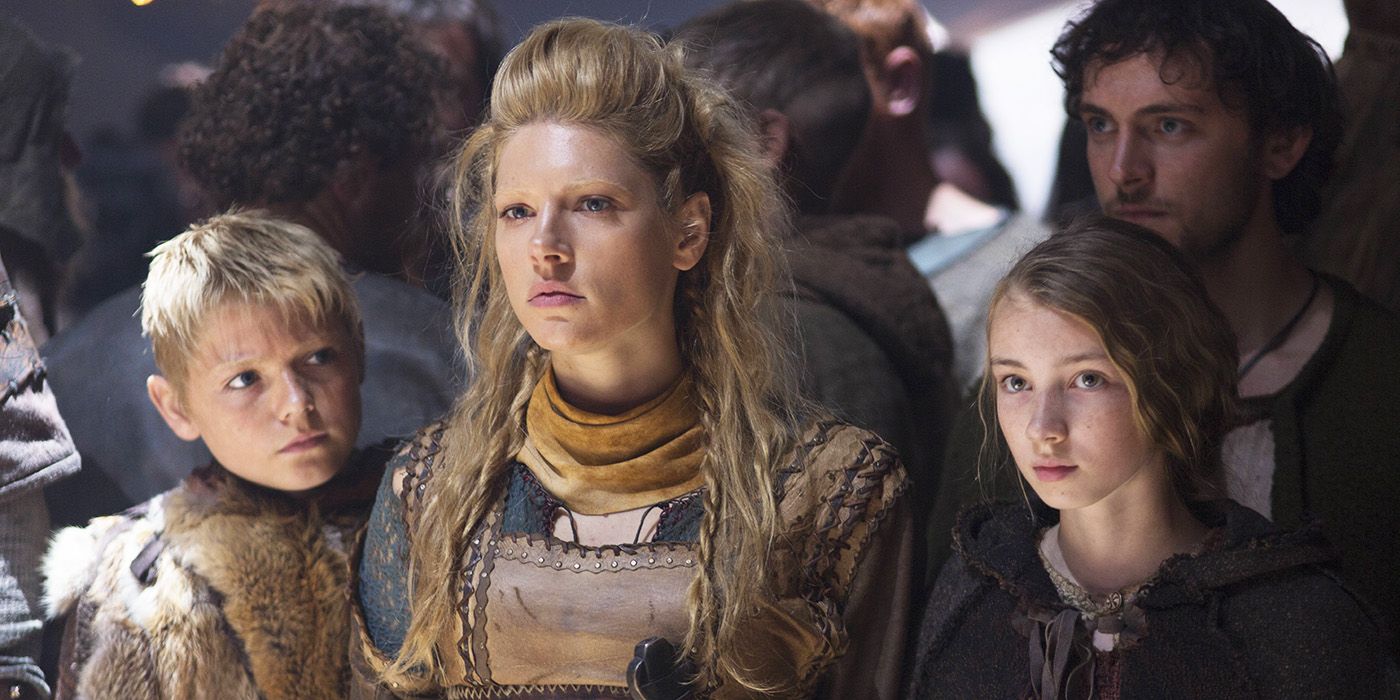 Vikings young Bjorn with Lagertha and Gyda