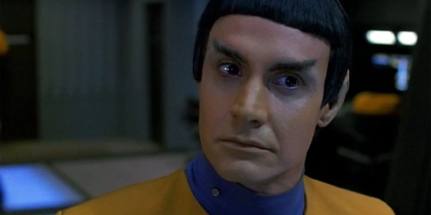 Vorik (Alexander Enberg) parece interrogativo em Engenharia em Star Trek: Voyager.