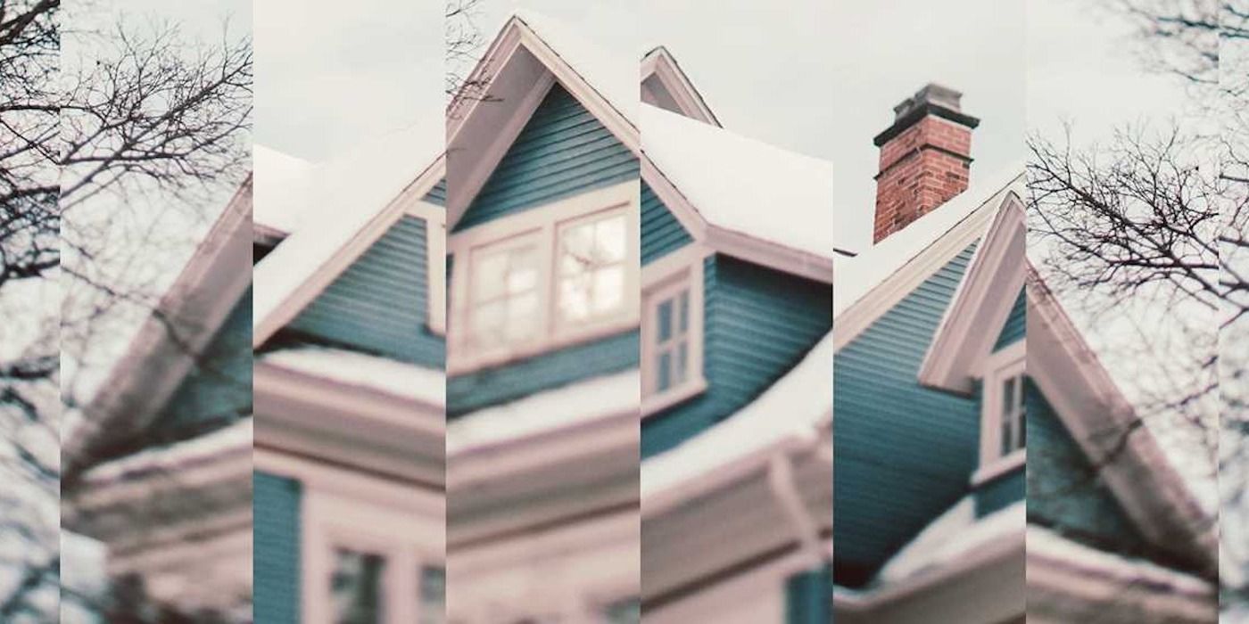 Capa de We Used To Live Here, de Marcus Kliewer.  Mostra uma casa azul editada para ser quebrada em pedaços.