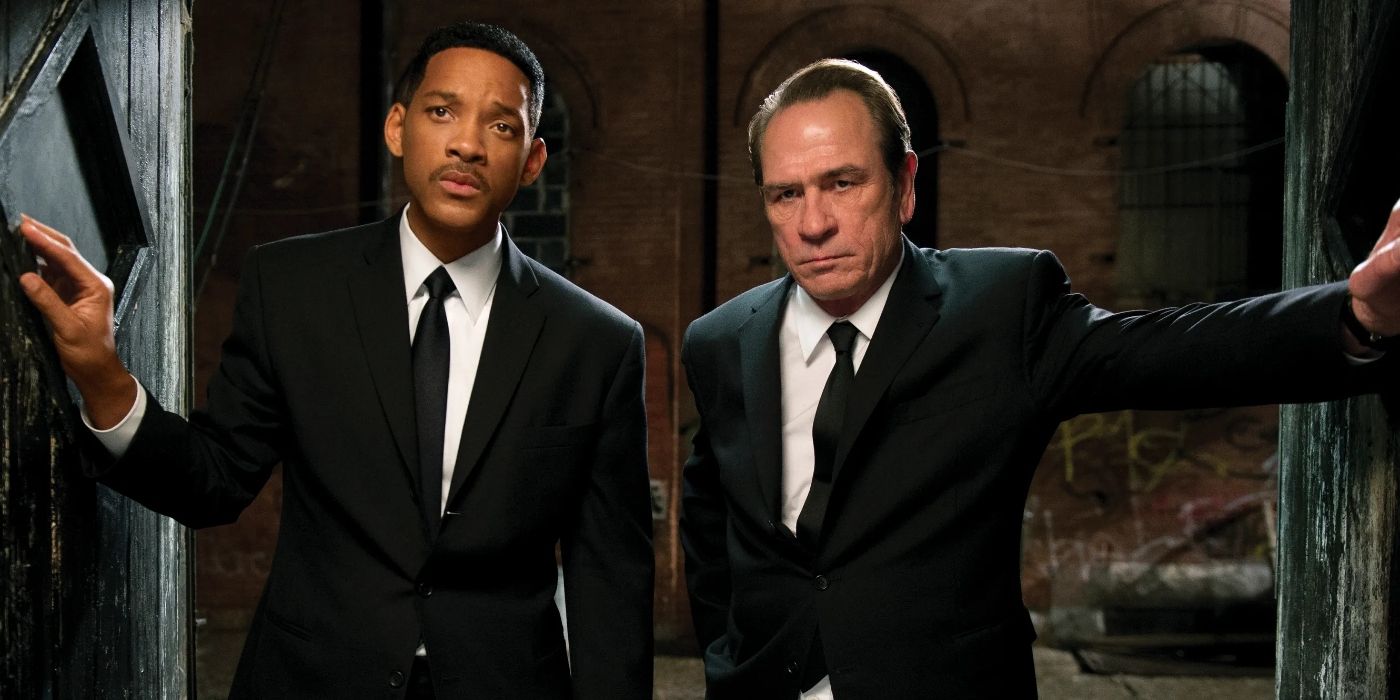 Will Smith's Agent J and Tommy Lee Jones K in a doorway in Men in Black 3