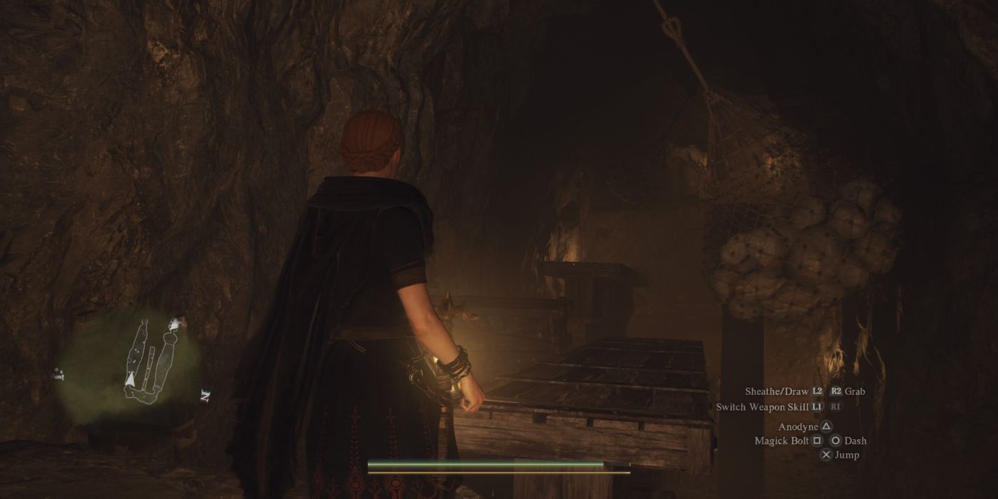 Jogador atravessando a pista de obstáculos de madeira em Nameless Village Depths em Dragon's Dogma 2.