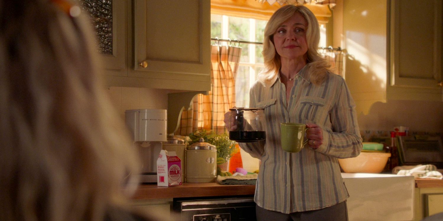 Audrey McAllister (Rachel Bay Jones) pensativa, prestes a se servir de uma xícara de café no episódio 9 da 7ª temporada de Young Sheldon