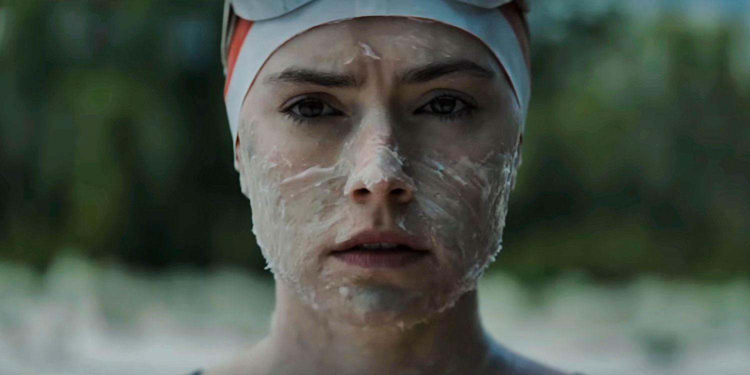 Close de Trudy Ederle (Daisy Ridley) usando uma touca de natação e o rosto coberto de creme em A Mulher Jovem e o Mar
