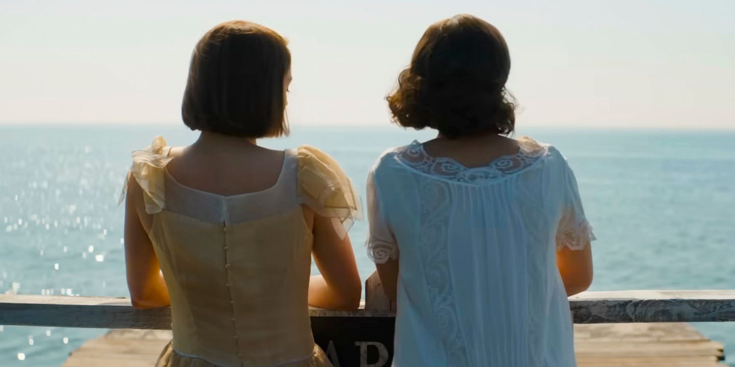 Trudy (Daisy Ridley) e Margaret (Tilda Cobham-Hervey) vistas por trás, olhando para o mar em Young Woman and the Sea
