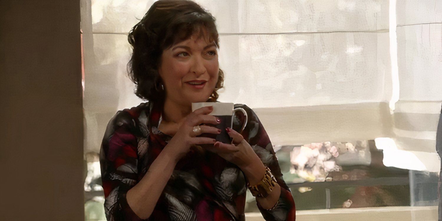 Elizabeth Pena as Pilar drinking coffee in Modern Family