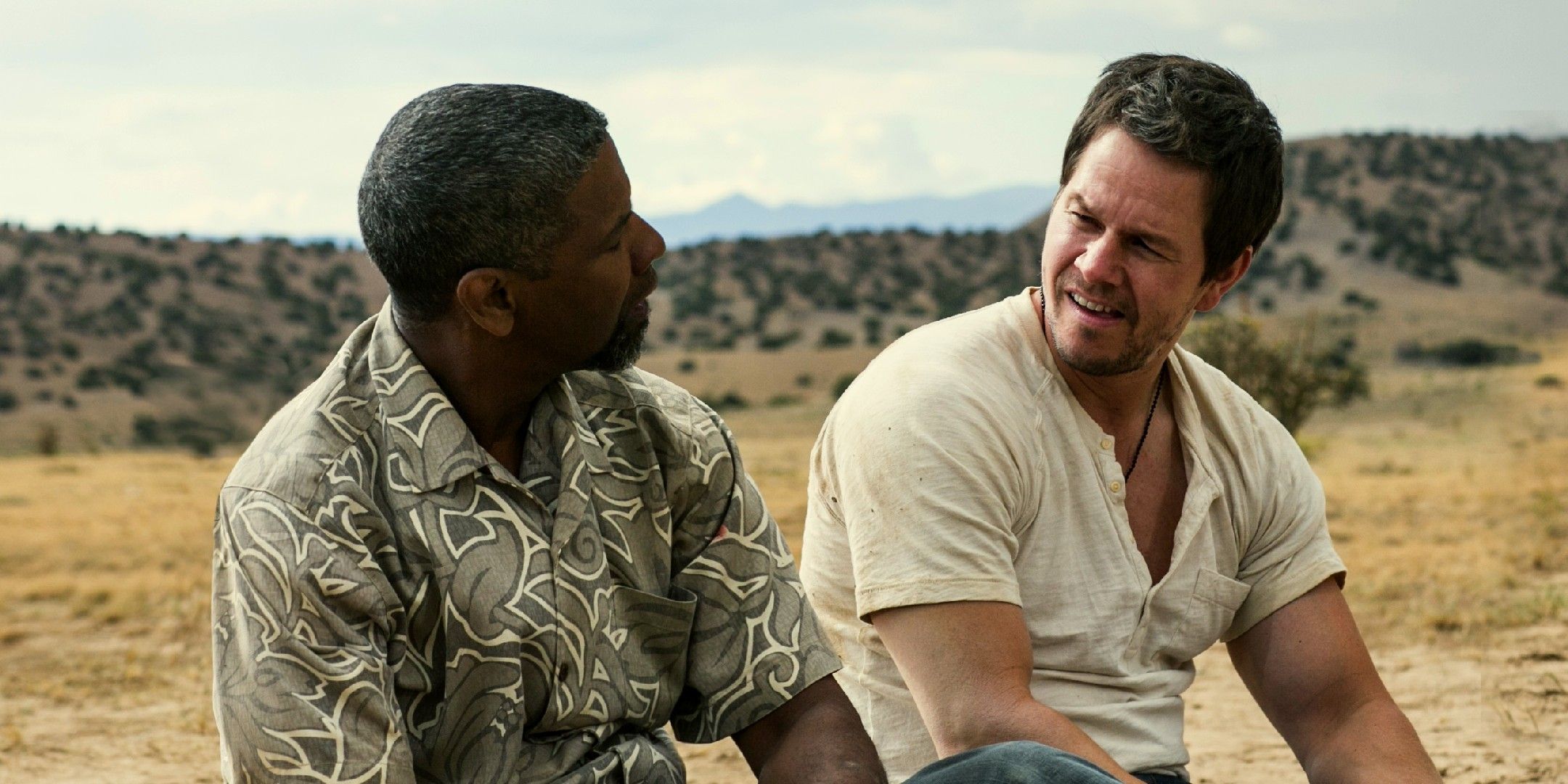 Denzel Washington and Mark Wahlberg looking at each other in 2 Guns