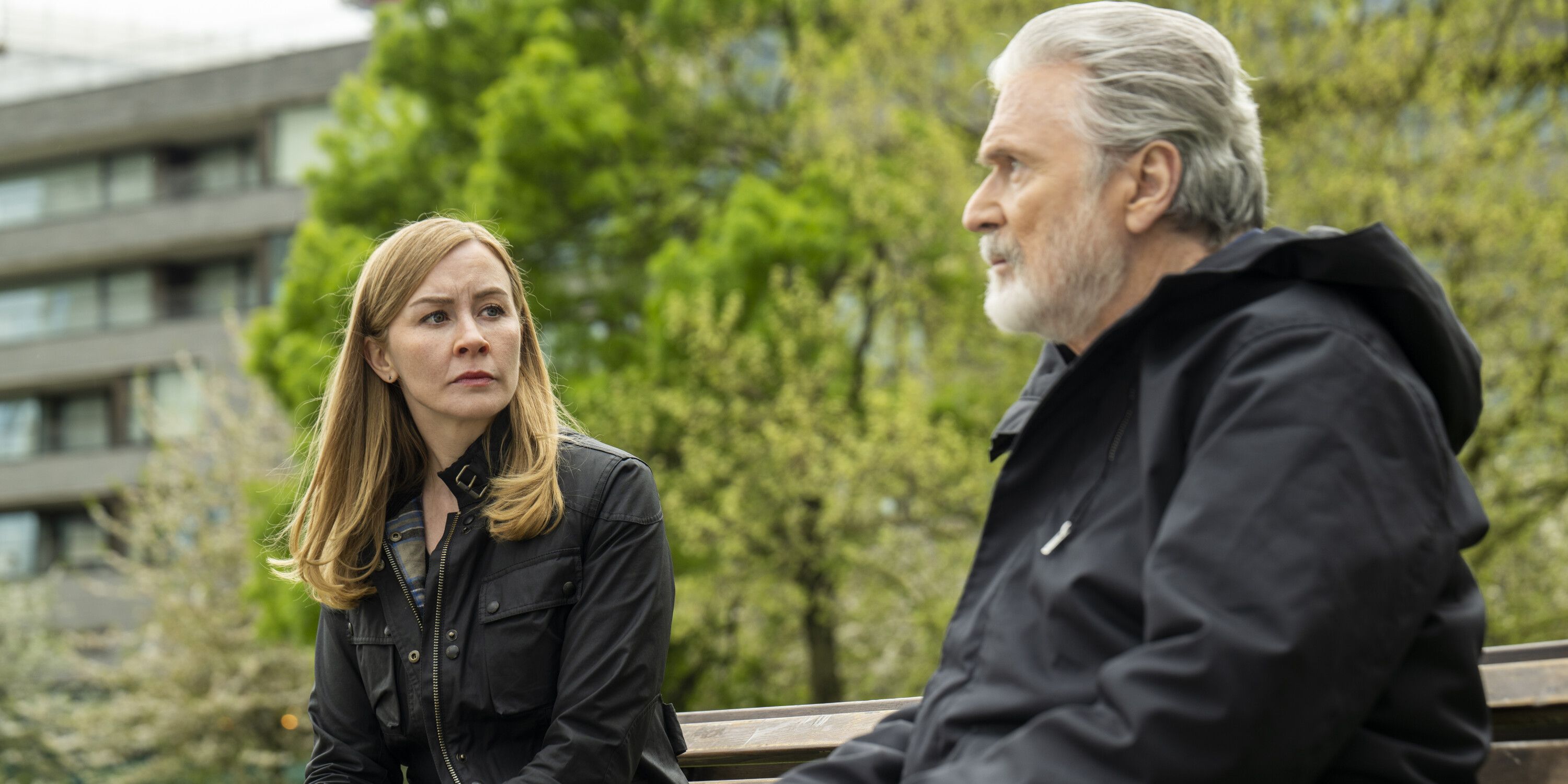 Eva-Jane Willis como agente da Europol Megan “Smitty” Garretson e Patrick Bergin como Niall Walsh em FBI: International temporada 3, episódio 11.