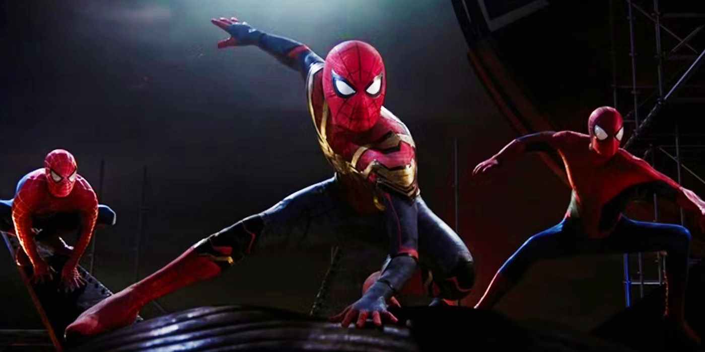 3 Spider-Men fighting together in Spider-Man No Way Home on statue tom holland tobey maguire andrew garfield