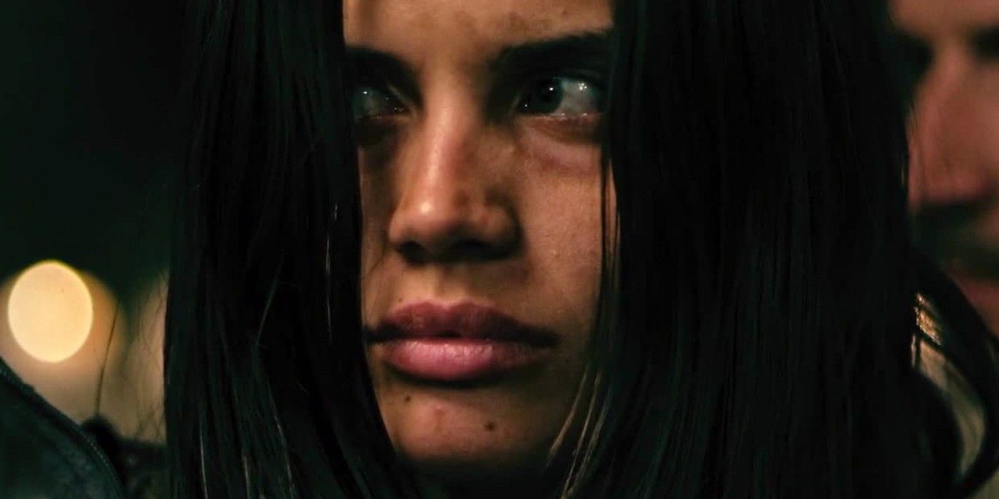 A close-up of Sara Sampaio in Carga (2018)