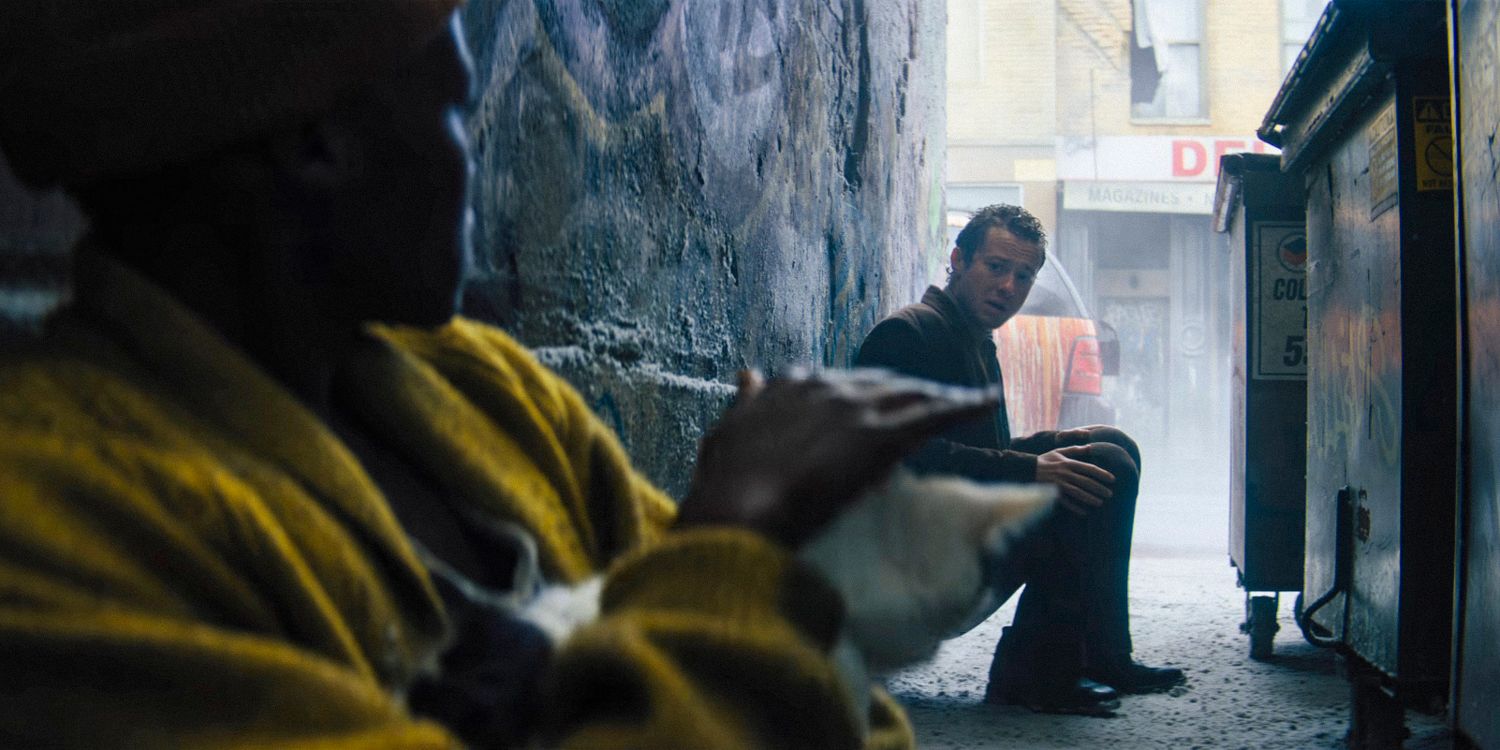 Sam (Lupita Nyong'o) com seu gato conhece Eric (Joseph Quinn) em um beco, se escondendo do caos em Um Lugar Silencioso: Primeiro Dia