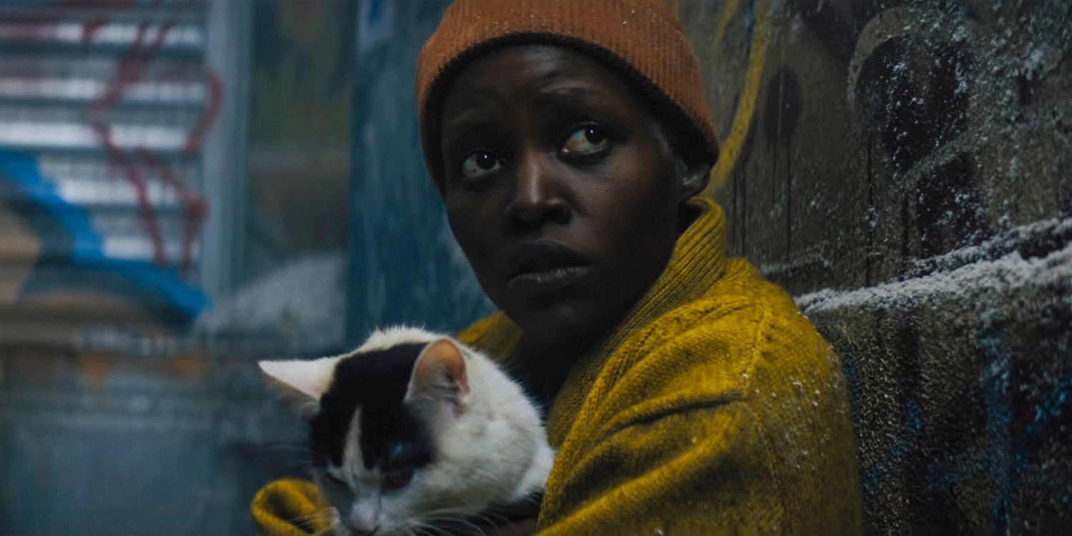 Sam (Lupita Nyong'o), parecendo assustada, segura seu gato nos braços em Um Lugar Silencioso: Primeiro Dia