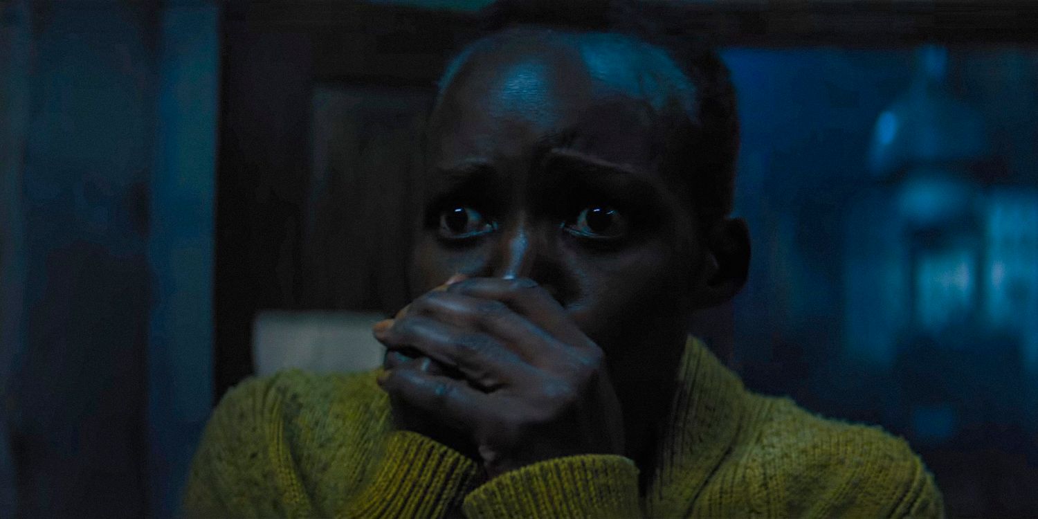 Sam (Lupita Nyong'o) cobre a boca para evitar gritar de medo em Um Lugar Silencioso: Primeiro Dia