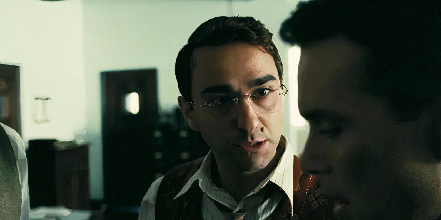 Alex Wolff como Luis Alvarez conversando com Cillian Murphy como Robert em Oppenheimer