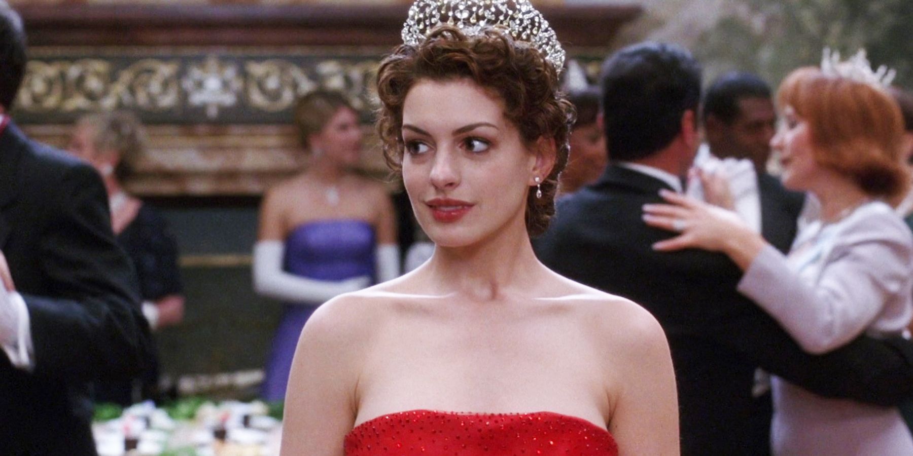 Anne Hathaway smiling with crown as Mia in Princess Diaries 2