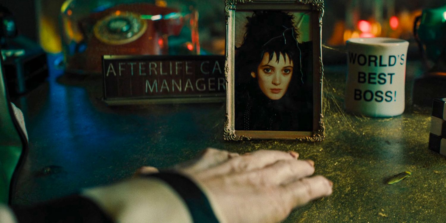 Uma moldura com a foto de Lydia quando jovem na mesa de Beetlejuice em Beetlejuice 2