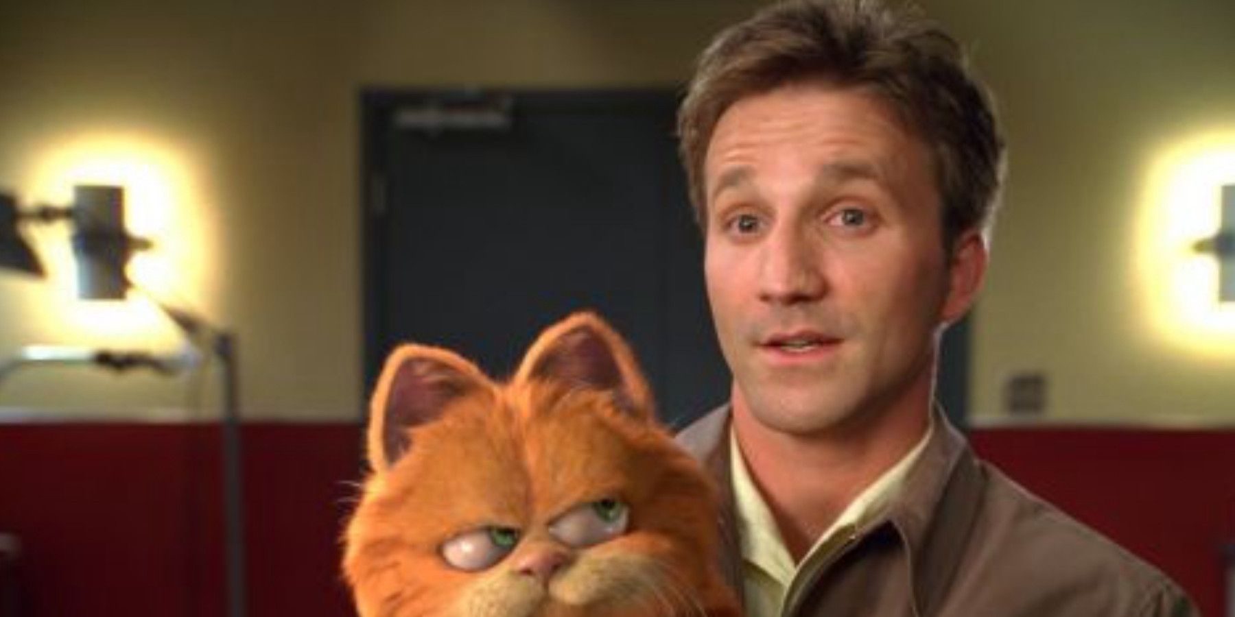 Breckin Meyer as Jon in 2004's Garfield the Movie next to a disgruntled looking CG Garfield