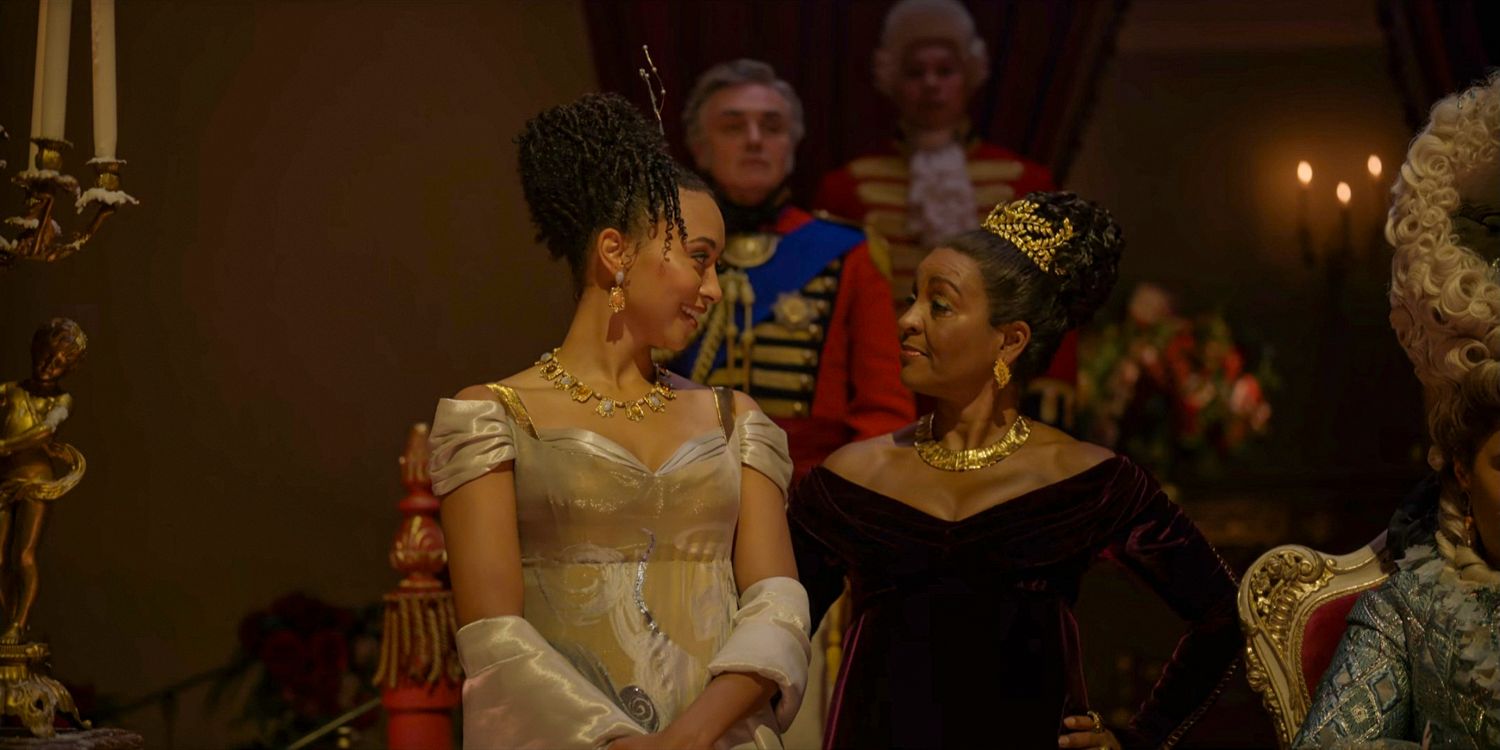 Alice Mondrich (Emma Naomi) e Lady Agatha Danbury (Adjoa Andoh) sorriem uma para a outra na 3ª temporada de Bridgerton, parte 1