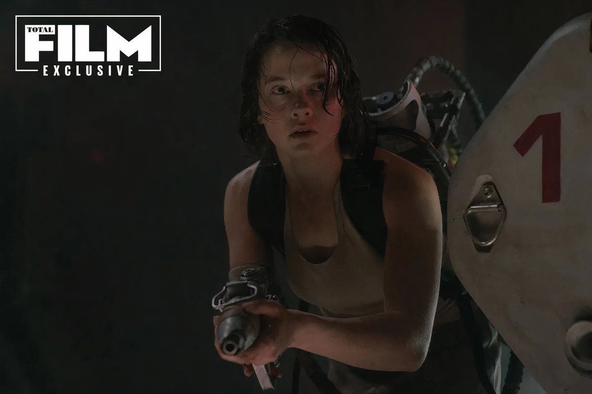 Cailee Spaeny holding a gun as Rain in Alien: Romulus