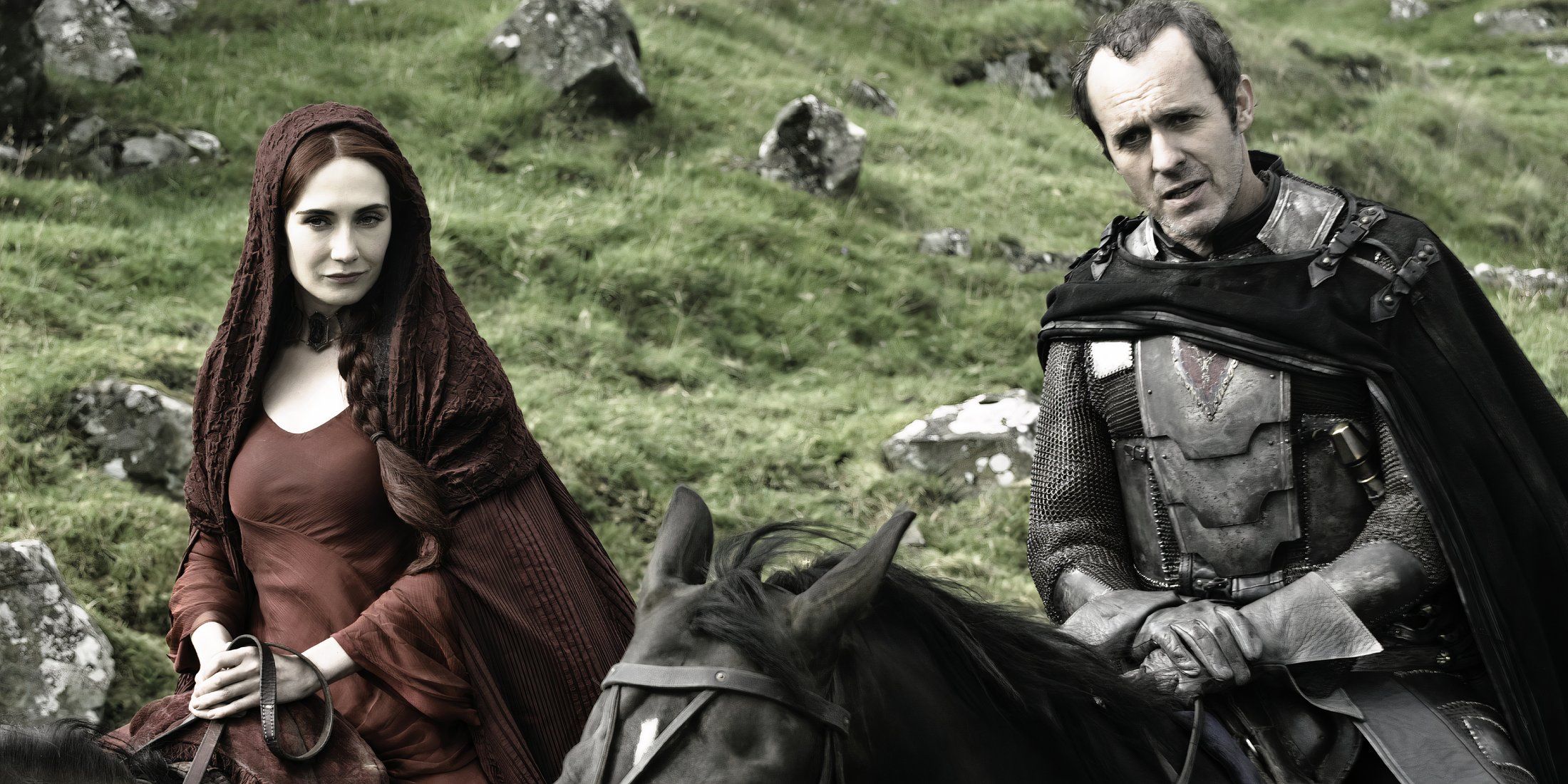 Carice van Houten como Melisandre e Stephen Dillane como Stannis Baratheon a cavalo na 2ª temporada de Game of Thrones