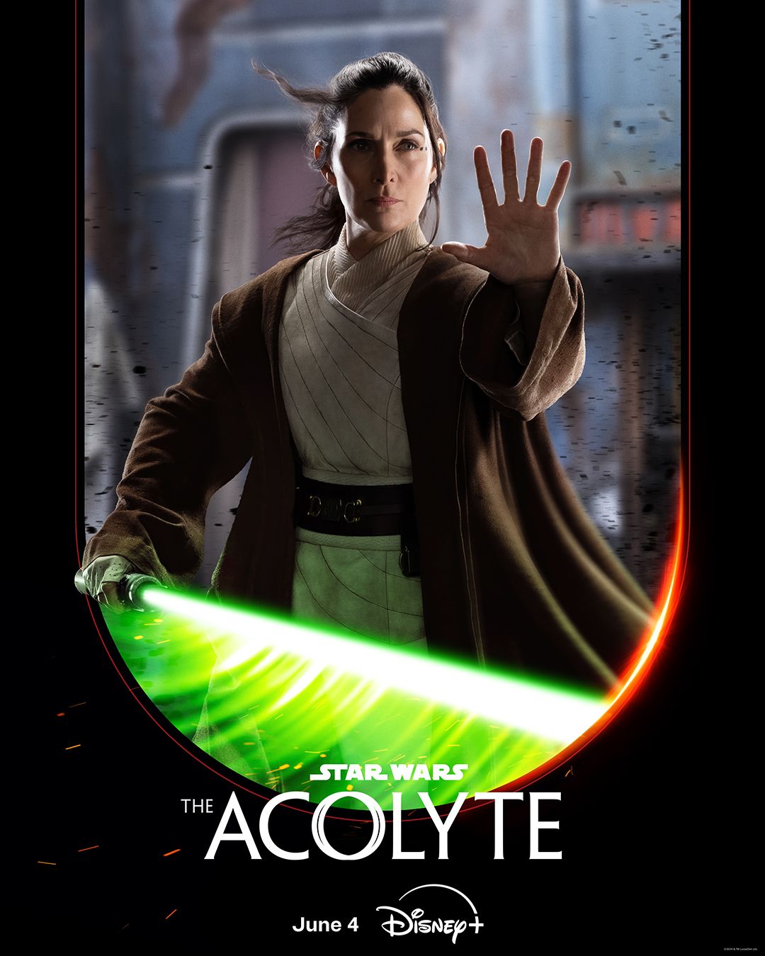Carrie Ann Moss sebagai Indara yang memegang Lightsaber hijau di Star Wars The Acolyte Poster
