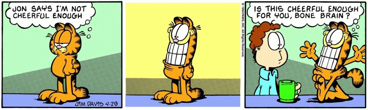 Garfield tenta ser mais alegre com um sorriso enorme, mas ainda assim insulta Jon