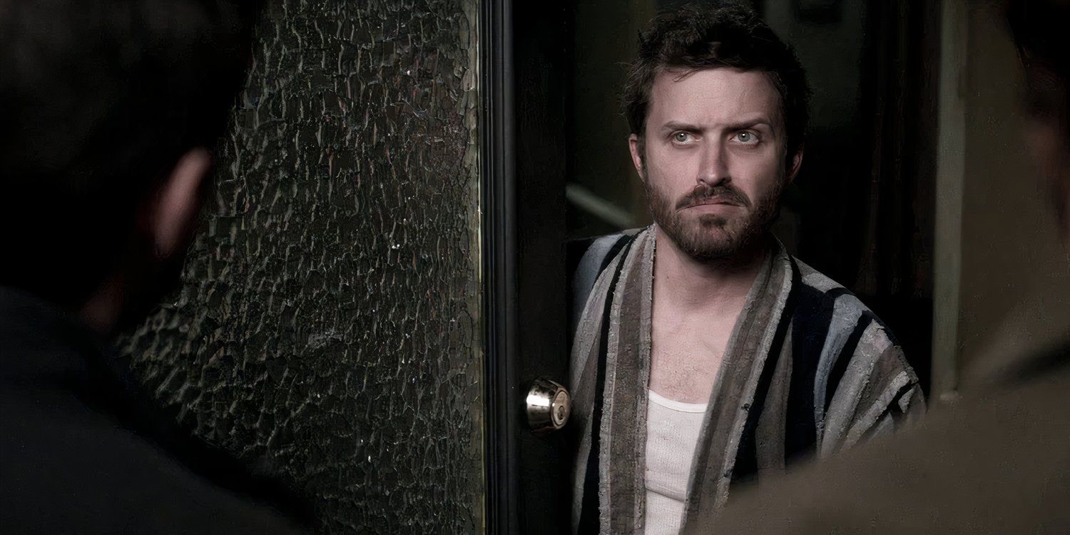 Chuck (Rob Benedict) abre la puerta en Supernatural