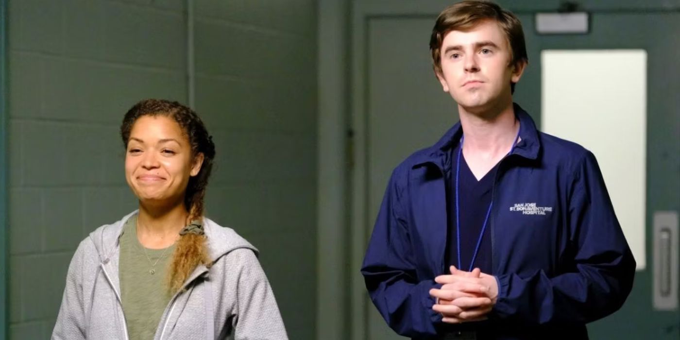 Claire Browne e Shaun Murphy sorriem no corredor em The Good Doctor